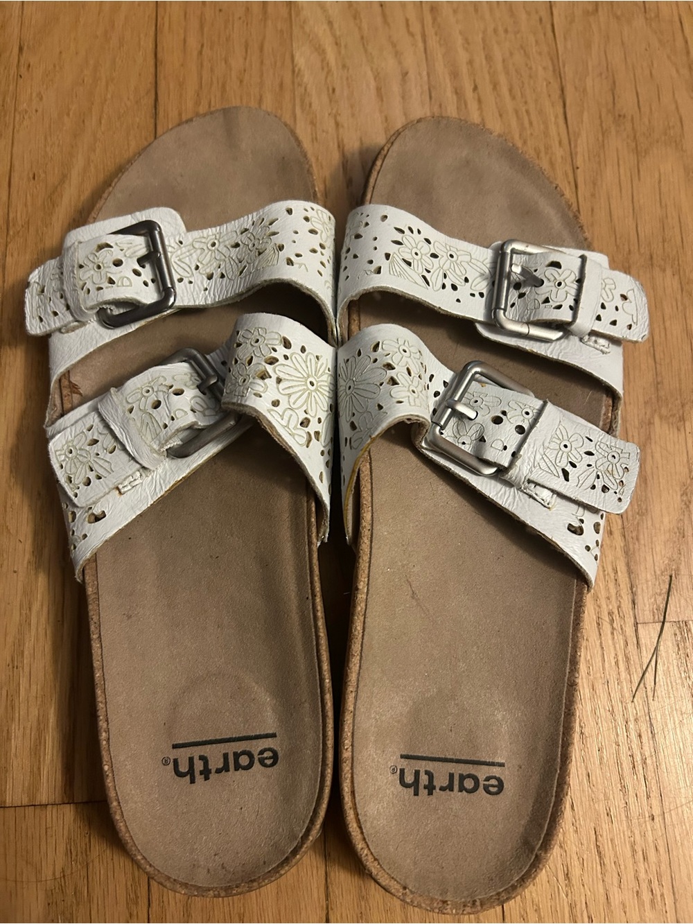 Earth women’s sandals size 9.5